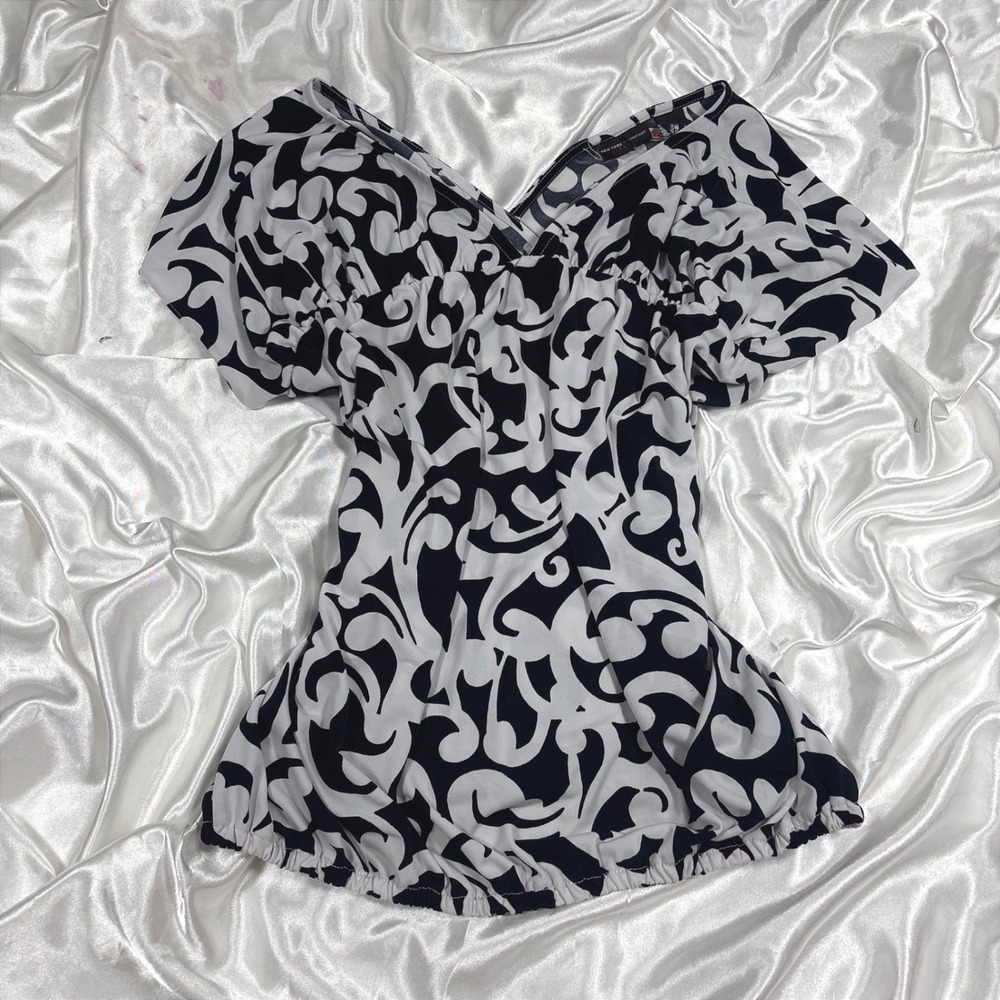y2k Blouse Black White Excellent Abstract Swirl V-Neck Bubble Hem Top
